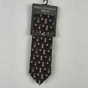 NWT. A&E DUCK DYNASTY Men’s Tie. Brown, floating heads.